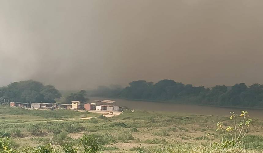 Incendio forestal en Brasil deja con humareda a Puerto Quijarro y preocupa a la población 