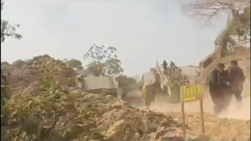 Un video difundido en redes sociales muestra cómo trasladan al herido (izq.) reportado por las fuerzas del orden