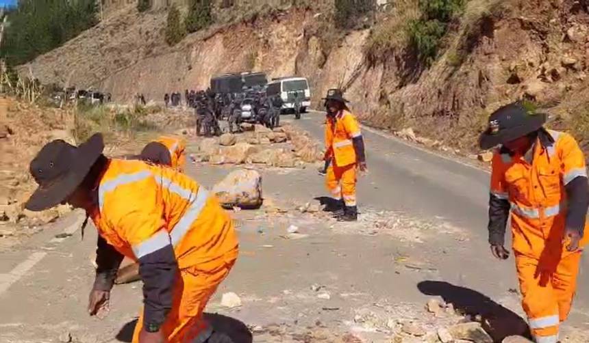 Ruta Cochabamba-Sucre quedó despejada tras la intervención de las fuerzas del orden, según reporte
