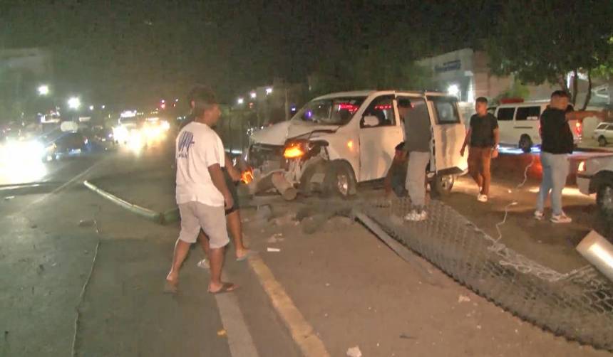 Vehículo impacta contra una malla de seguridad y derriba un poste de alumbrado público