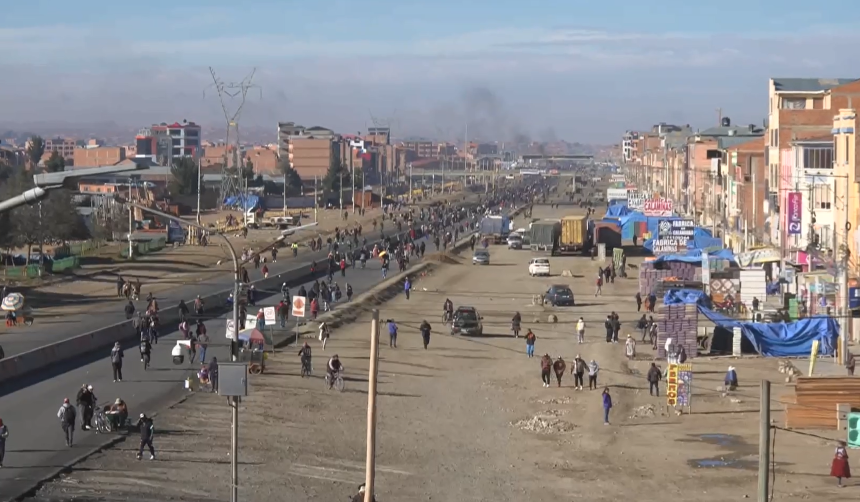Retoman bloqueo en Senkata tras el paso del operativo “Banderas Blancas” en la ruta La Paz-Oruro