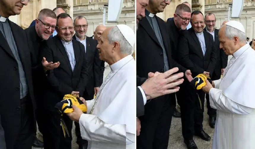 El Papa León XIV recibe de regalo una camiseta de The Strongest en el Vaticano