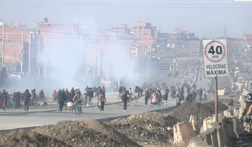 Gasifican a bloqueadores que respondieron con piedras durante el despeje de la ruta La Paz - Oruro