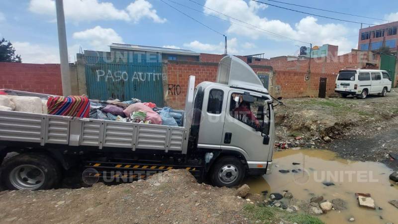 Un vehículo pasa sobre el caudal del río.