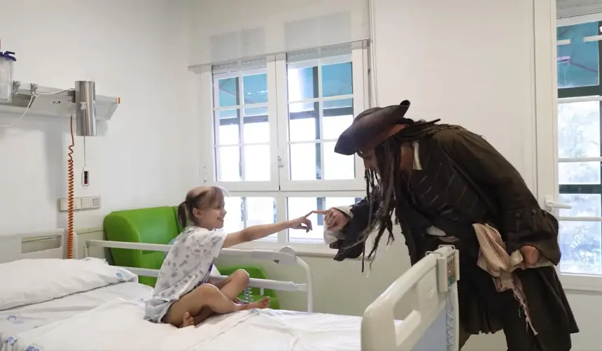 El capitán Jack Sparrow visita a los niños de un hospital infantil en España