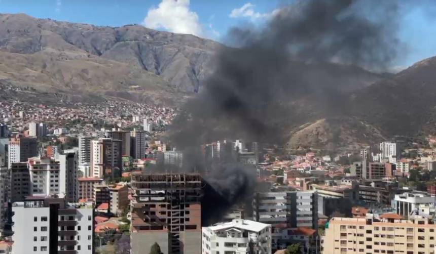 Bomberos controlan un incendio en un edificio en construcción en Cochabamba