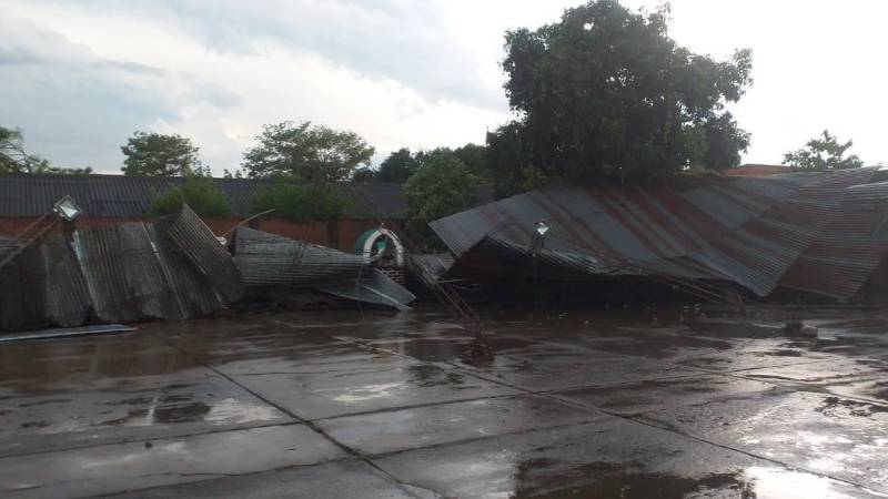 Uno de los daños por los vientos huracanados