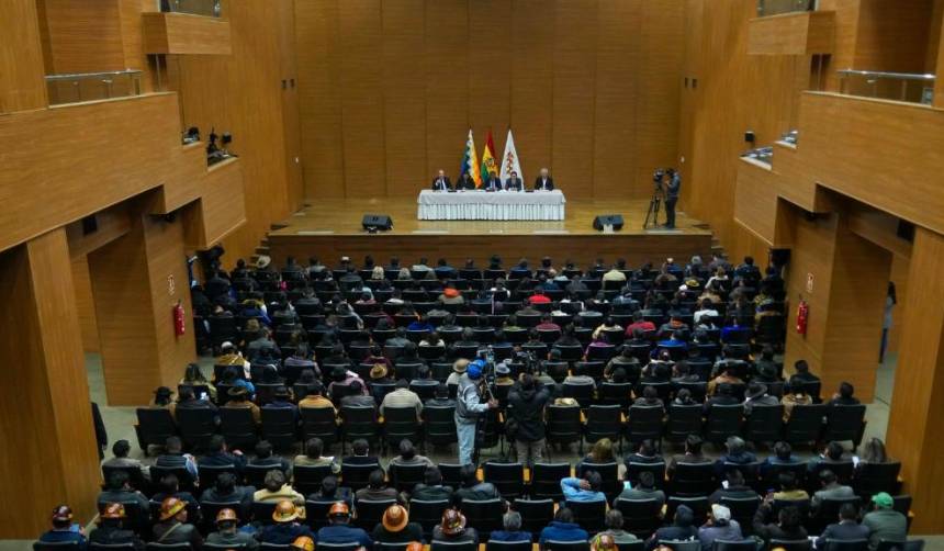 Gobierno y alcaldes de La Paz se reúnen para tratar proyectos en salud, educación, desarrollo productivo y carreteras