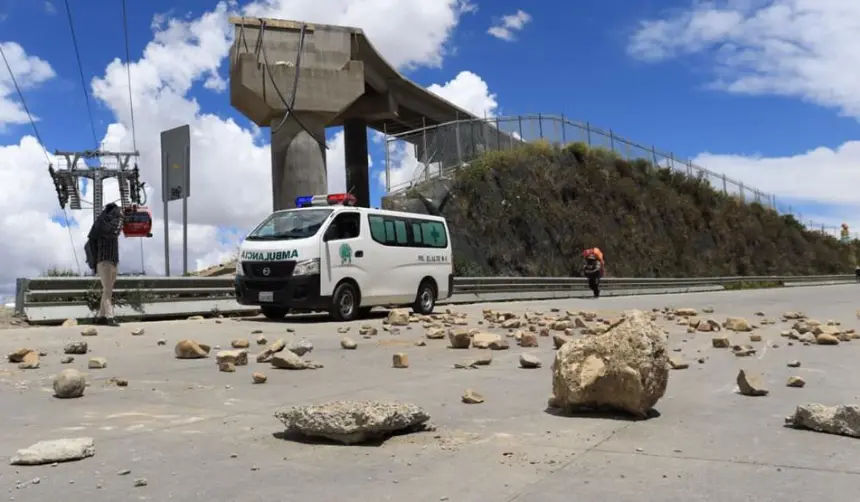 52 bloqueos paralizan diferentes regiones de Bolivia; casi la mitad está en La Paz, según la ABC