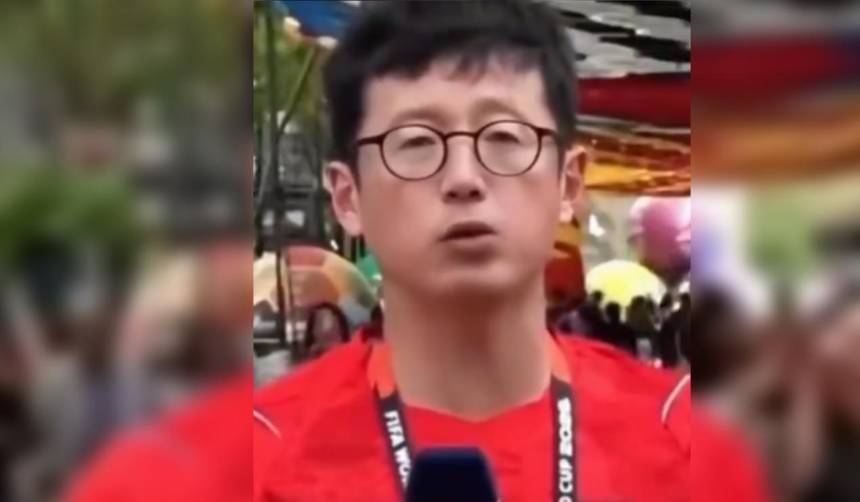 ¡Beso inesperado! Periodista coreano es sorprendido por una mujer en plena transmisión 