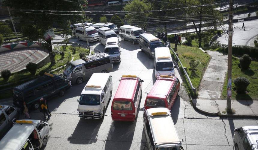 Choferes de La Paz acatarán paro de 24 horas este martes por la calidad de la gasolina y el resarcimiento