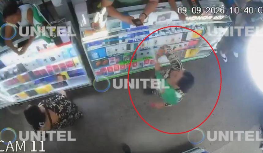 Video: Denuncian que una mujer lanzó la bandera cruceña al piso en un mercado de Santa Cruz