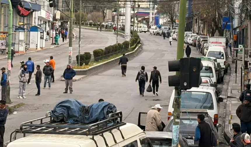 Un sindicato de transporte de La Paz anuncia repliegue por filas de gasolina y daños a sus vehículos en marchas 