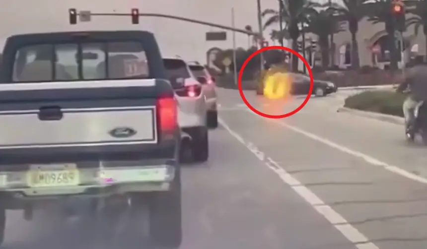 Imágenes sensibles: Un joven en moto arde en llamas tras chocar contra un auto