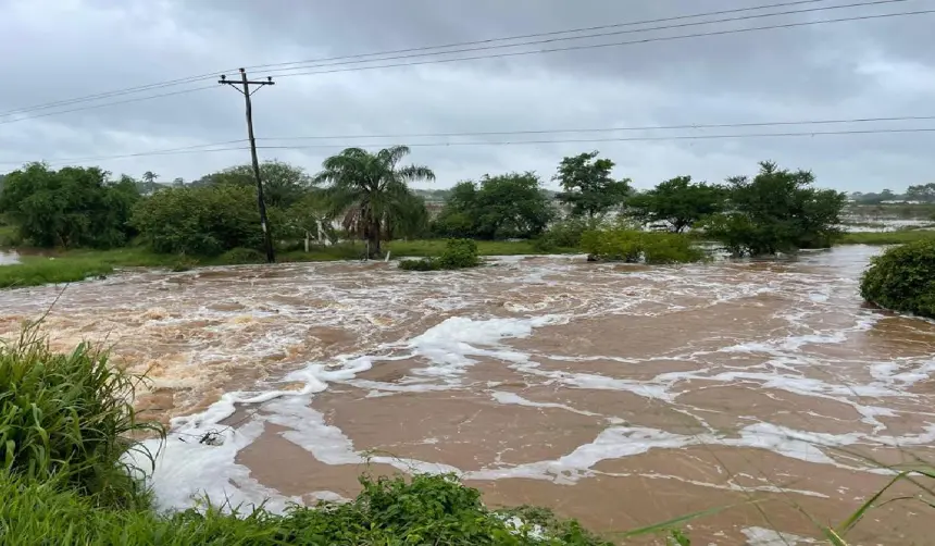 Puerto Paila en emergencia: Lluvias impiden el trabajo de maquinaria tras rotura de dos diques