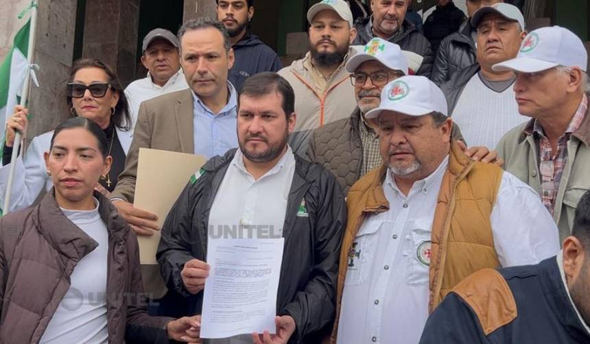 Cívicos cruceños llegan hasta el Comando de la Policía exigiendo el desbloqueo de vías