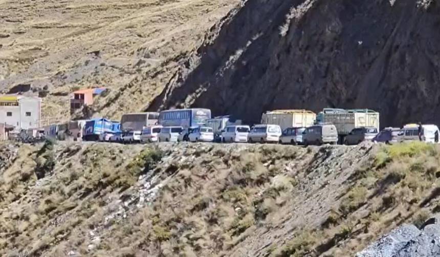 Ruta a los Yungas: Choferes bloquean la tranca de Urujara exigiendo gasolina y diésel