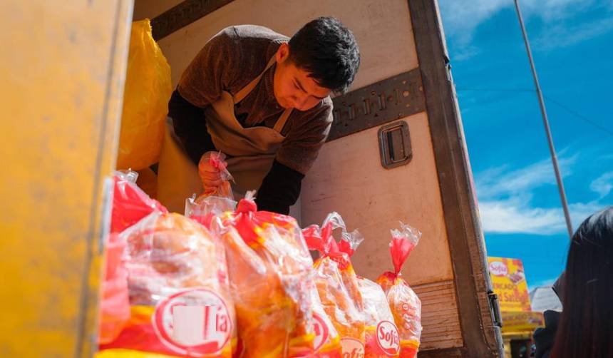 Pese al puente aéreo, Gobierno solo atiende cerca del 10% de la demanda diaria de pollo en La Paz
