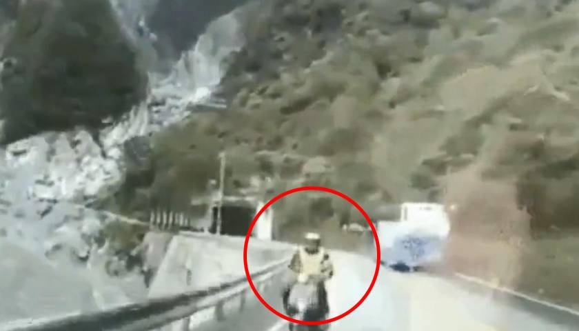 Salió volando, cámara de un vehículo registra el impacto frontal con un motociclista que cae a un precipicio 