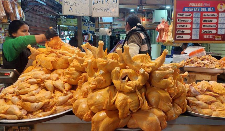 El precio del kilo de pollo registra una baja en Santa Cruz y Cochabamba; en La Paz hay quejas por costos