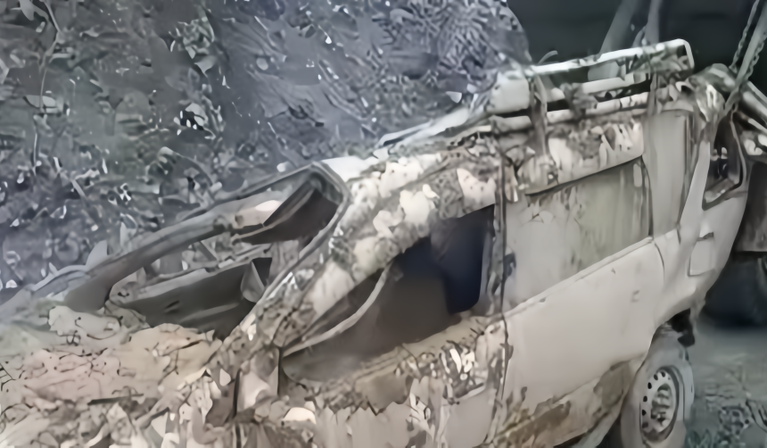 Una vagoneta queda destruida tras ser sepultada por un deslizamiento en La Paz