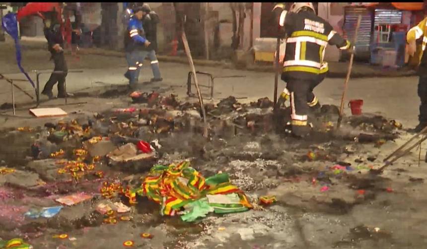 Puesto de venta de símbolos patrios ardió y se consumió, denuncian que un hombre fue quien prendió el fuego y huyó