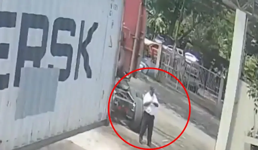 Video: Hombre que estaba distraído con su celular es arrollado por un camión que daba retro 