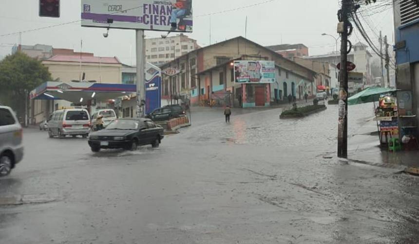 Intensa lluvia deja calles y avenidas inundadas en La Paz y El Alto 