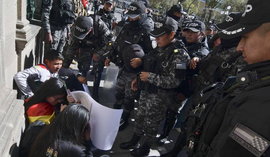 Protesta en plaza Murillo: Gasifican a deportistas que exigían el pago del programa Bicentenario