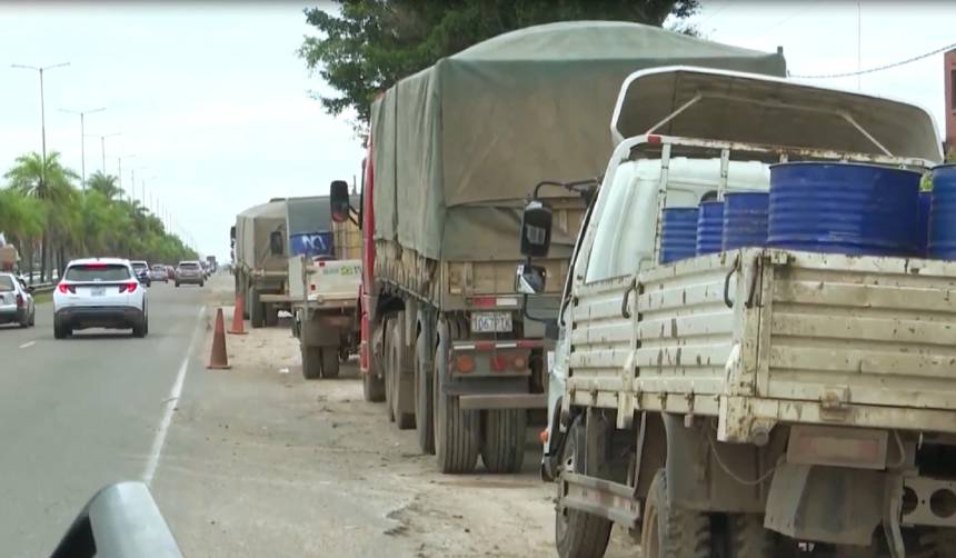 Asosur denuncia que YPFB solo entrega el 50% de combustible a surtidores de Santa Cruz