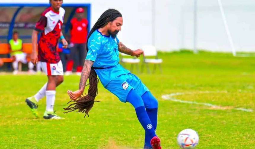 Video: Futbolista provoca dos expulsiones por su cabellera larga 