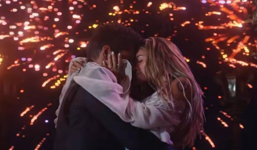 Bruno Mars y Karol G encienden las redes con ‘Dance With Me’