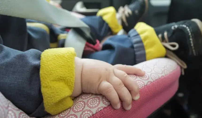 Abandonan a bebé en su carrito y buscan al responsable del hecho