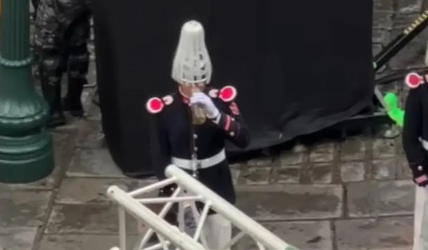 Un gesto que calentó corazones bajo la lluvia y el frío: una mujer invitó bebida caliente a soldados durante la posesión presidencial