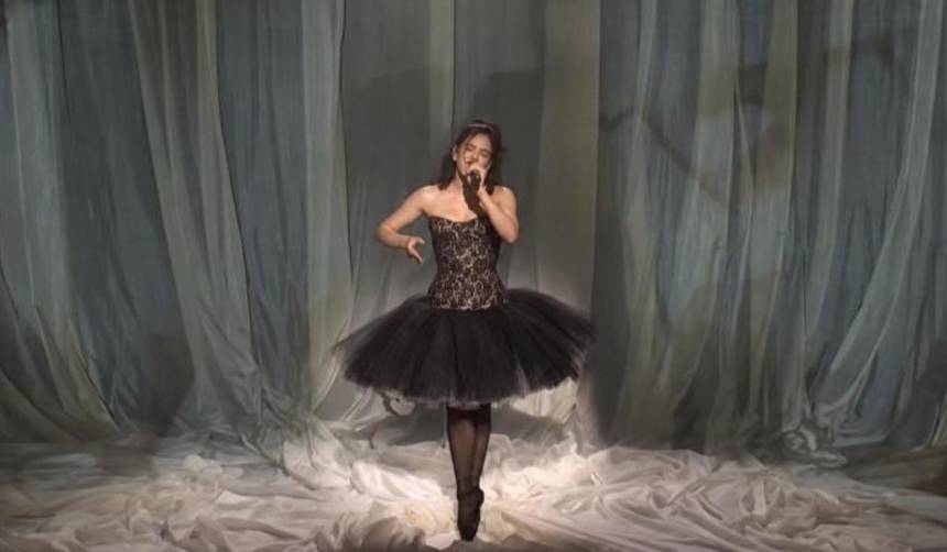 Rosalía canta ‘Reliquia’ con los pies en punta ante el público de ‘Saturday Night Live’