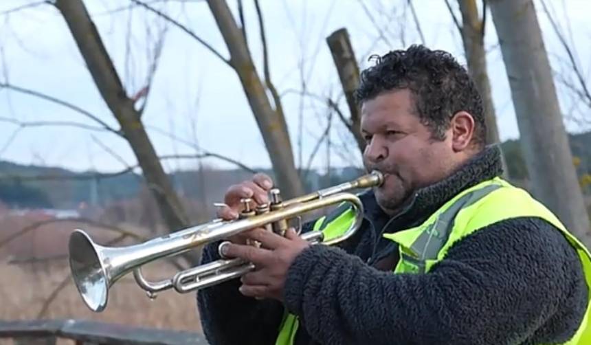 Video: Recolector de basura sorprende en las calles con su talento para tocar la trompeta 