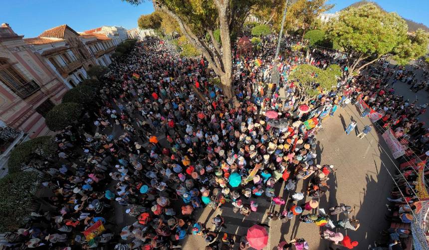 Marchan en Sucre contra el pasaje transitorio y exigen abrogación del decreto del diésel