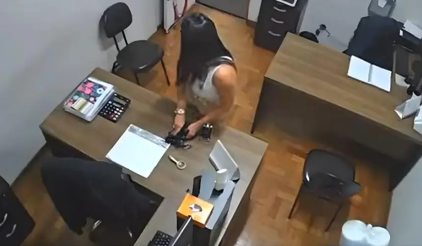 Sale a la luz video que muestra a una profesora robando los datos de las tarjetas bancarias de sus colegas