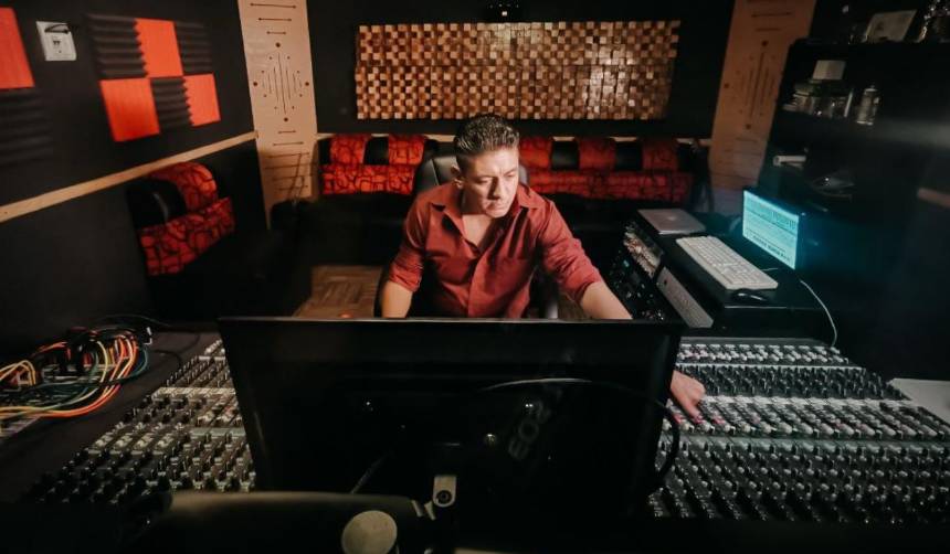 Boliviano llega a los Latin Grammy con una canción que fusiona sonidos tradicionales ¿de quién se trata? 