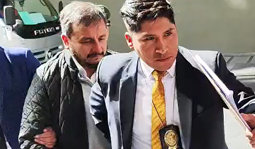 Esposado y en silencio, así llegó el exministro Medinaceli a la Fiscalía por el caso ‘gasolina basura’