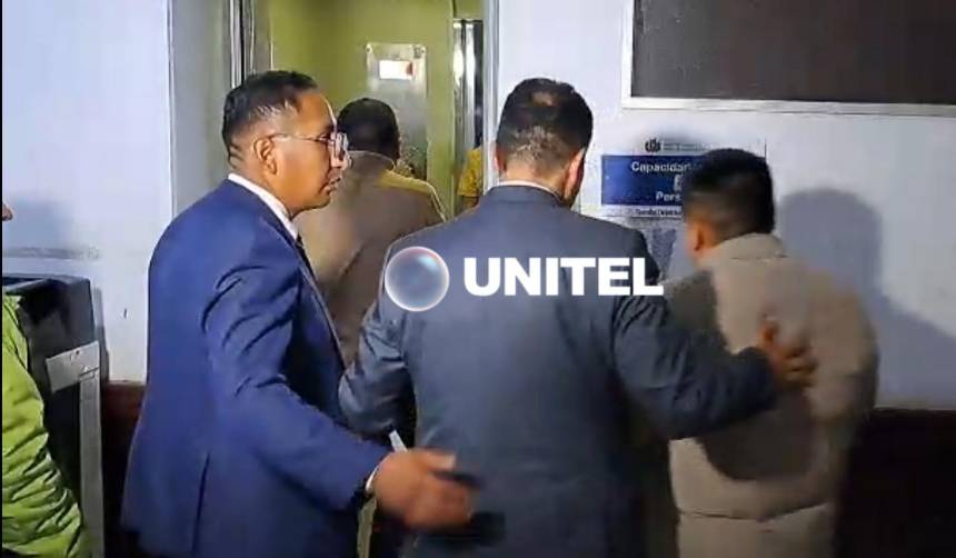 Aprehenden a tres acusados de ofertar prótesis cardíacas de la CNS hasta en Bs 12 mil, reporta la Policía 