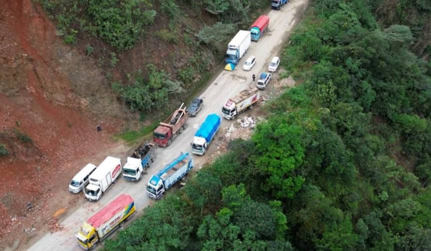 Bloqueos en los Yungas dejan varados a camiones con alimentos; temen que los productos se echen a perder