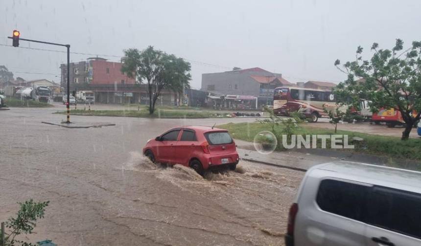 Intensa lluvia en la capital cruceña anega calles y sorprende a los vecinos