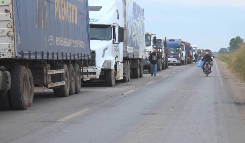 Santa Cruz: Transporte pesado advierte con desbloqueo y denuncian que los choferes son rehenes de los movilizados
