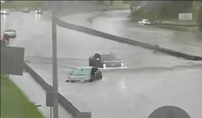 Inundaciones, evacuados y miles de usuarios sin luz por una lluvia torrencial en Buenos Aires