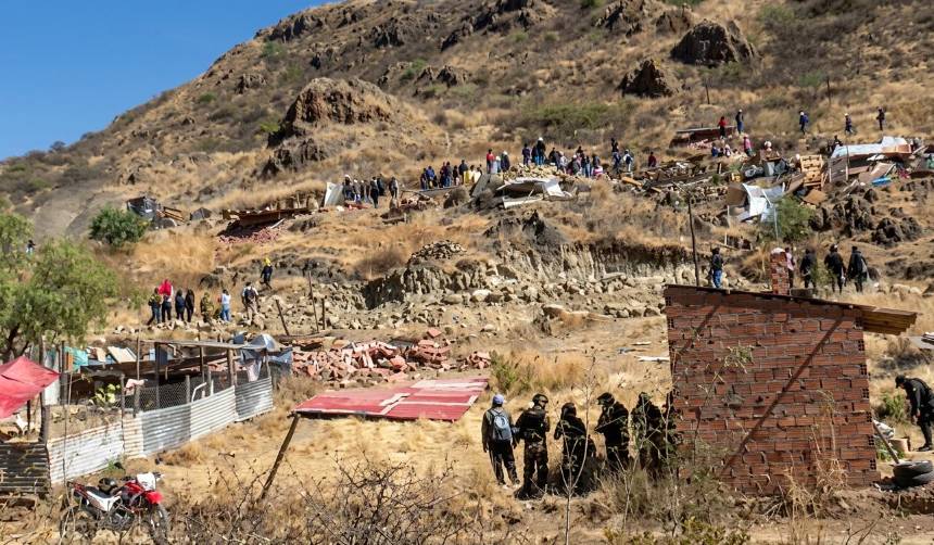 Demuelen al menos 50 viviendas que habían sido construidas ilegalmente en un área protegida de Sacaba