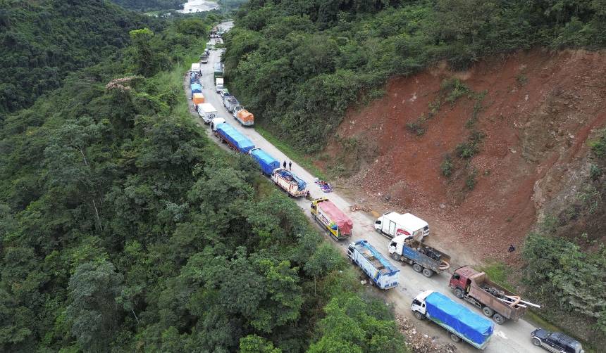 Transportistas de los Yungas anuncian bloqueo indefinido desde este viernes por la calidad de la gasolina y carreteras