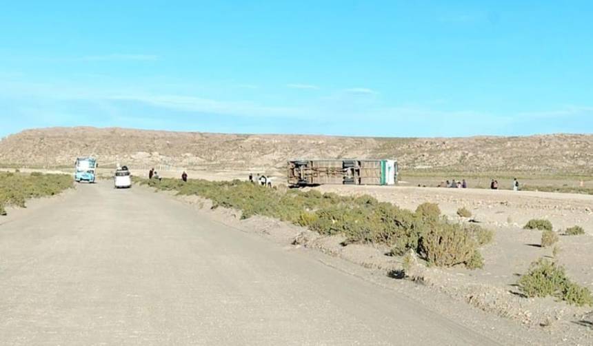 Bus con pasajeros volcó cuando se dirigía a Uyuni; los heridos fueron traslados a centros de salud