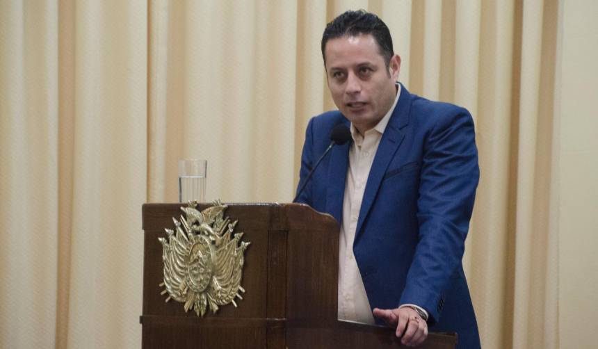 “No me van a callar”: Lara se estrella contra Saucedo tras fallo que le ordena borrar videos sobre el ministro Justiniano