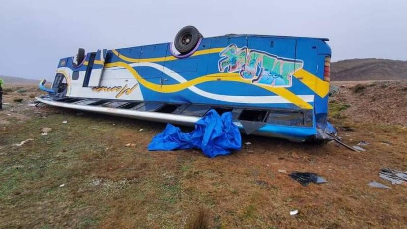 Bus volcó en la ruta La Paz - Apolo. 